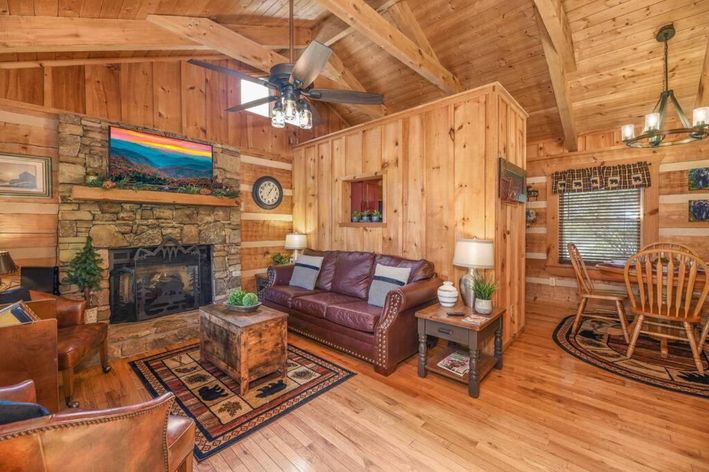 View! Cozy, Private, Fireplace, Hot Tub Log Cabin, Honeymoon! Sevierville Exteriér fotografie