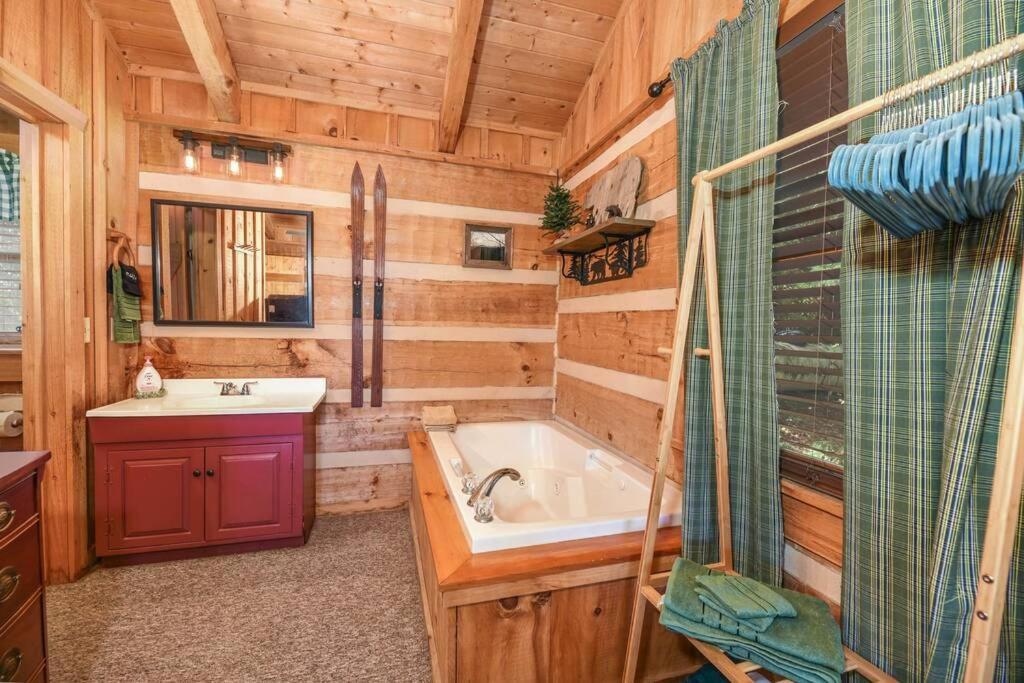 View! Cozy, Private, Fireplace, Hot Tub Log Cabin, Honeymoon! Sevierville Exteriér fotografie