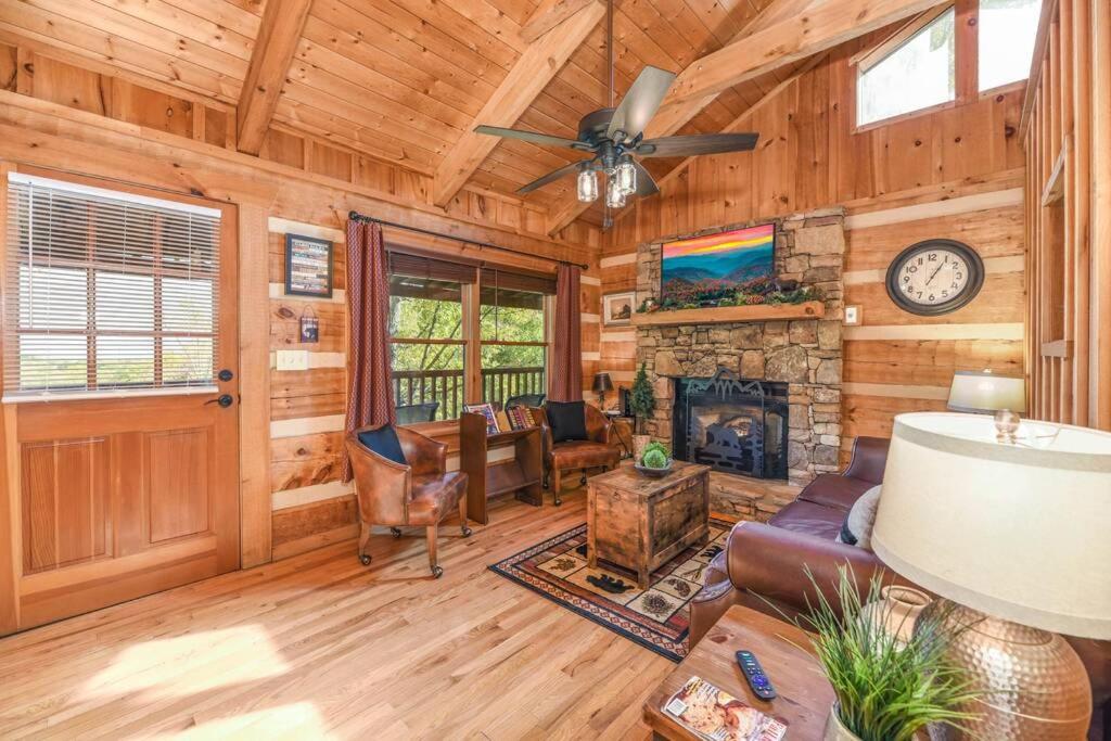 View! Cozy, Private, Fireplace, Hot Tub Log Cabin, Honeymoon! Sevierville Exteriér fotografie